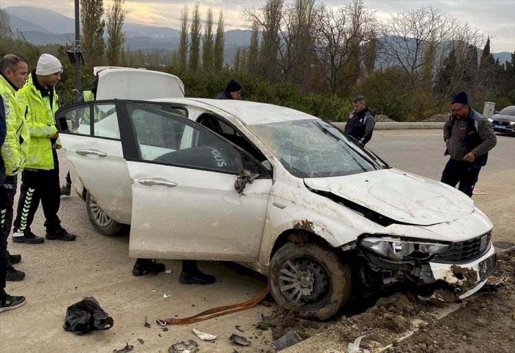  Edremit'te refüje devrilen araçta 2 kişi yaralandı
